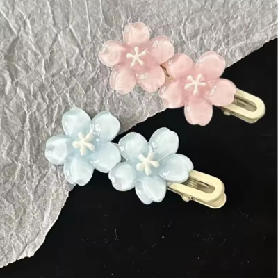Barrette cheveux femme tendance fleurs superposées détails dorés discrets