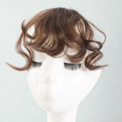 Frange rideau cheveux bouclés look naturel