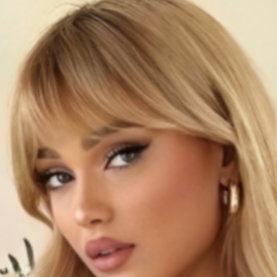 Frange rideau cheveux bouclés mi long blonde