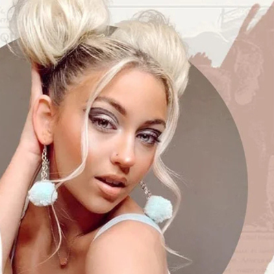 Frange rideau cheveux ondulés chignon flou