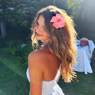 Pince cheveux fleur tenue estivale chic