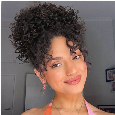 frange rideau cheveux bouclés style glamour