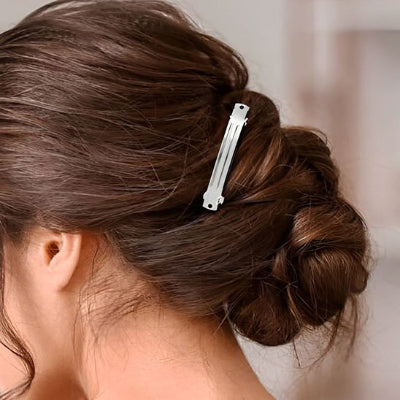 Barrette cheveux femme tendance en métal doré sur cheveux longs lisses