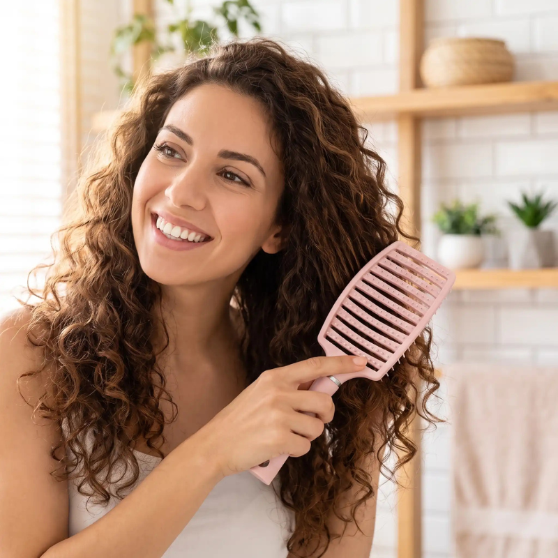 Brosse cheveux bouclés rose boucles volumineuses définies