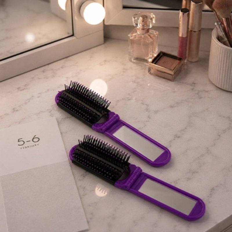 Brosse pour cheveux : deux modèles violets sur un meuble