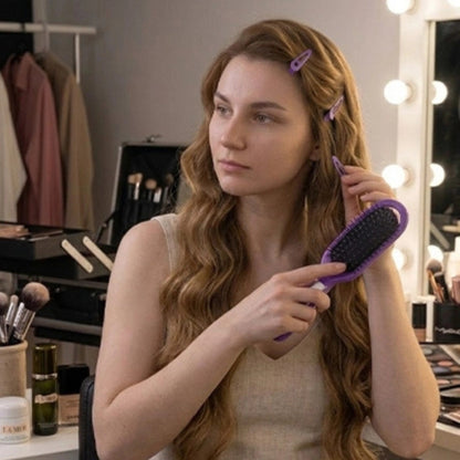 Brosse pour cheveux utilisée près du visage devant un miroir