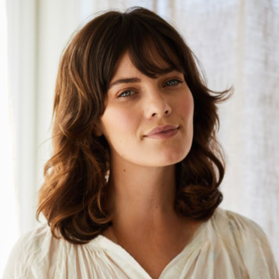 Frange cheveux bouclés long femme élégante 