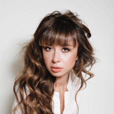 Frange cheveux bouclés long femme glamour