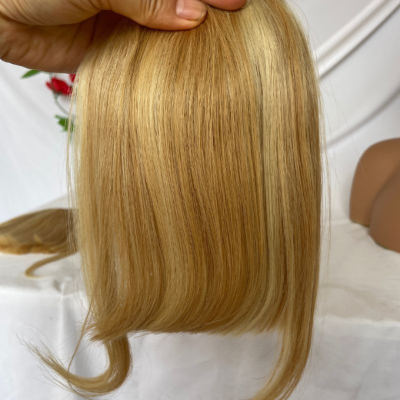 Frange cheveux ondulés blonde élégante