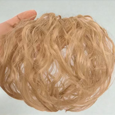 Frange cheveux ondulés pour look moderne