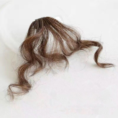 Frange rideau cheveux bouclés brun clair