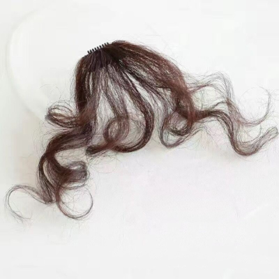 Frange rideau cheveux bouclés brun foncé