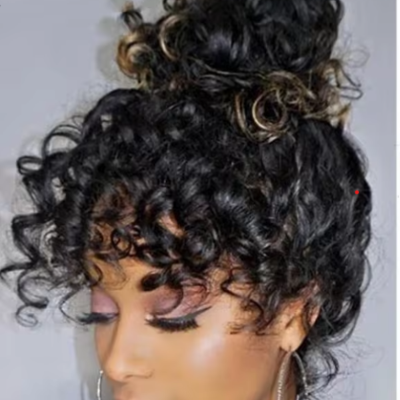 Frange rideau cheveux ondules sur chignon