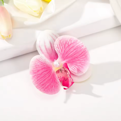 Pince Hawaienne orchidée phalaenopsis rose sur cheveux bruns – accessoire fleur élégant