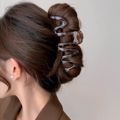 Pince cheveux torsadée pour chignon élégant