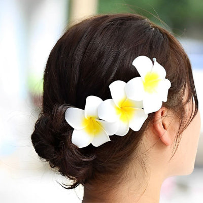 Pince fleur cheveux sur coiffure mariage plage