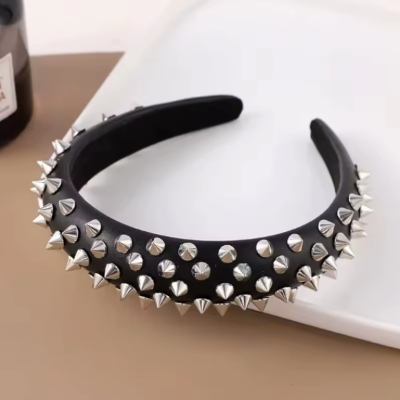 Serre tête punk femme clouté noir style rock audacieux