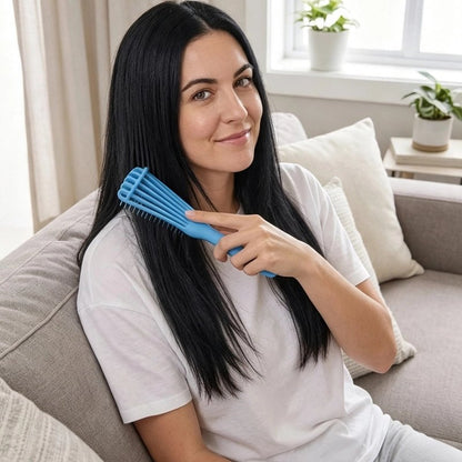 Brosse à cheveux bleue utilisée sur des cheveux noirs