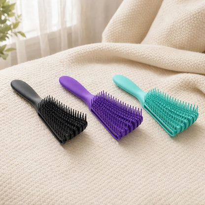 Brosse à cheveux en plusieurs couleurs sur une table
