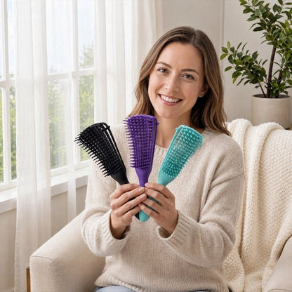 Brosse à cheveux noire, violette et turquoise présentées par une femme