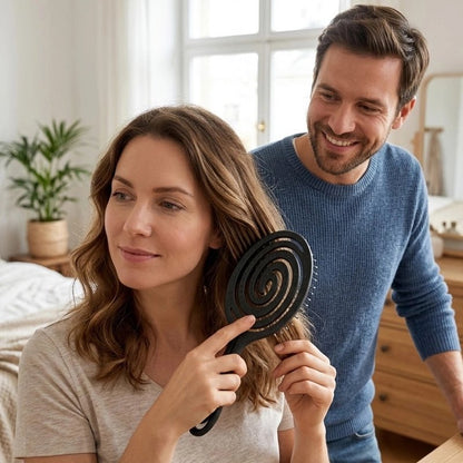 Brosse à cheveux utilisée par une femme son mari à côté d'elle