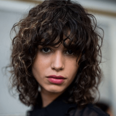 Frange cheveux bouclés look naturel