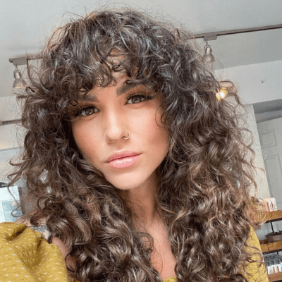 Frange cheveux bouclés style moderne
