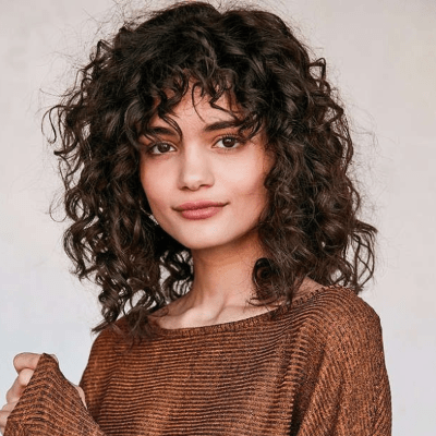 Frange cheveux bouclés teintes variées