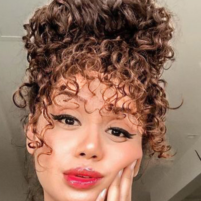 frange ondulée naturelle sur chignon haut