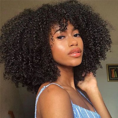 Perruque afro bouclée visage lumineux