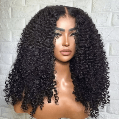 Perruque femme noire bouclée exposée sur mannequin