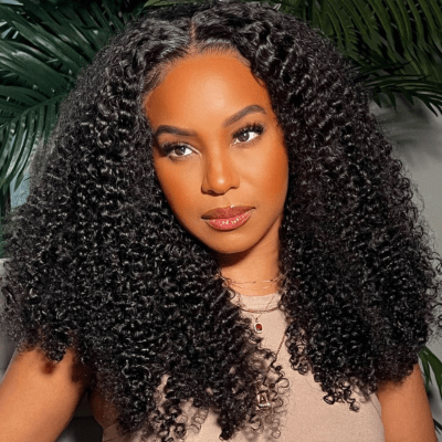 Perruque femme noire longue portée par une femme stylée