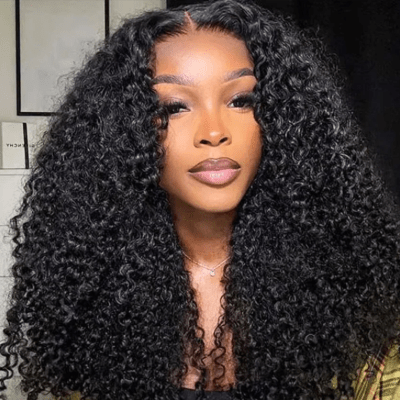 Perruque femme noire bouclée longue sur jeune femmenaturelle