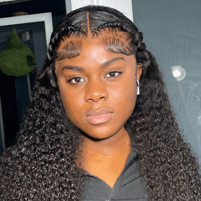 Perruque femme noire bouclée naturelle sur femme élégante