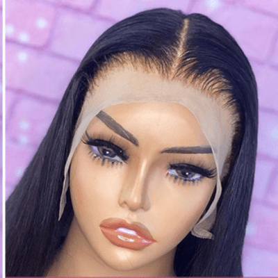 belle perruque femme sur un support pour perruque
