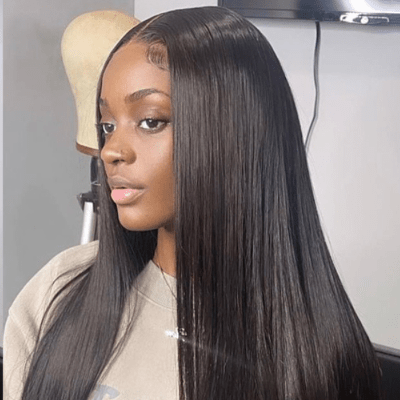 perruque femme portée par une femme satisfaite