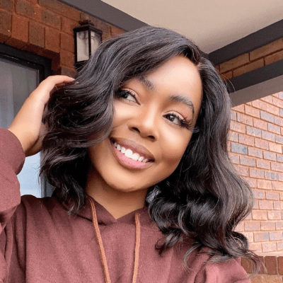 Perruques cheveux naturels sur femme élégante 