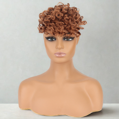 range ondulée boucles définies sur mannequin 