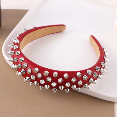 serre tête rock femme rouge clous métal élégants